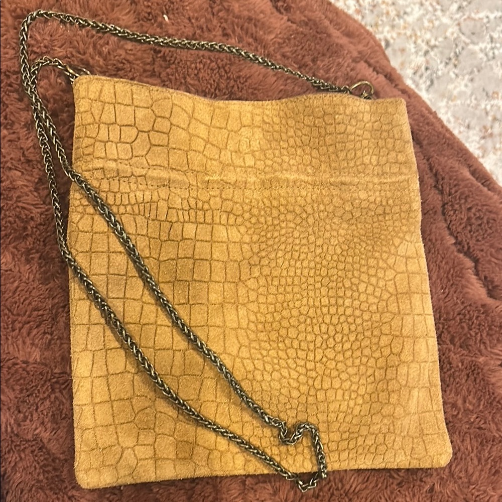 Elegant Tan Croc-Embossed Chain Bag